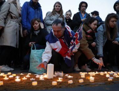 Χιλιάδες Λονδρέζοι στους δρόμους με αποφασιστικό μήνυμα καταδίκης της τρομοκρατίας (φωτό, βίντεο) (upd)